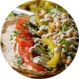 Frisches Sandwich mit Tomaten, Salat, Mais, Kichererbsen und Zitronenscheiben.